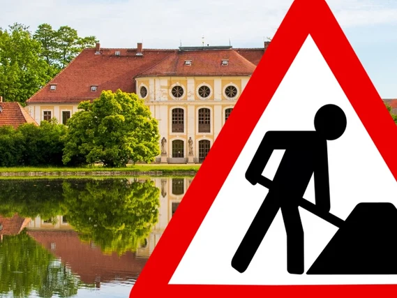 Schloss Königswartha mit Baustellenschild