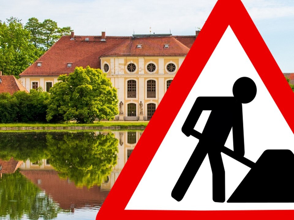 Schloss Königswartha mit Baustellenschild