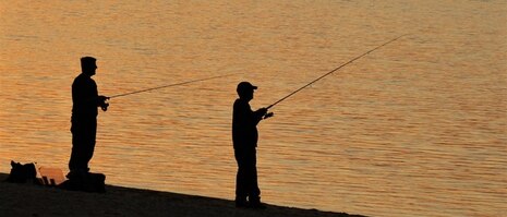 Vorschaubild zwei Angler stehen an der Spree